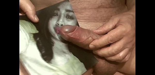 sexy Fickschlampe bekommt Sperma ins Gesicht und auf den Mund